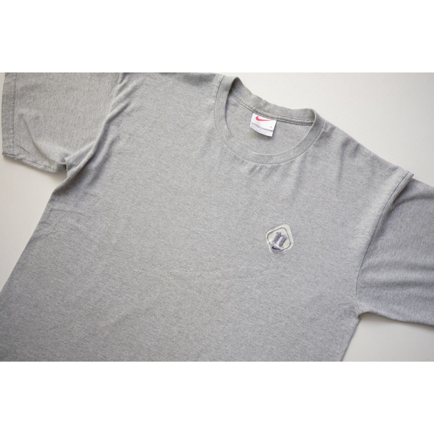 NIKE Y2K MINI SWOOSH EMBROIDERED LOGO GRAY T SHIRT 2004 SZ L